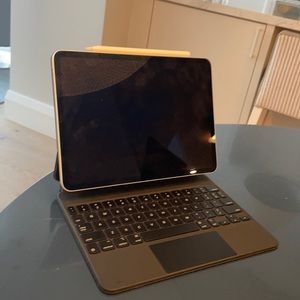 FULL IPAD SET (Magic keyboard, pencil, abs IPAD)